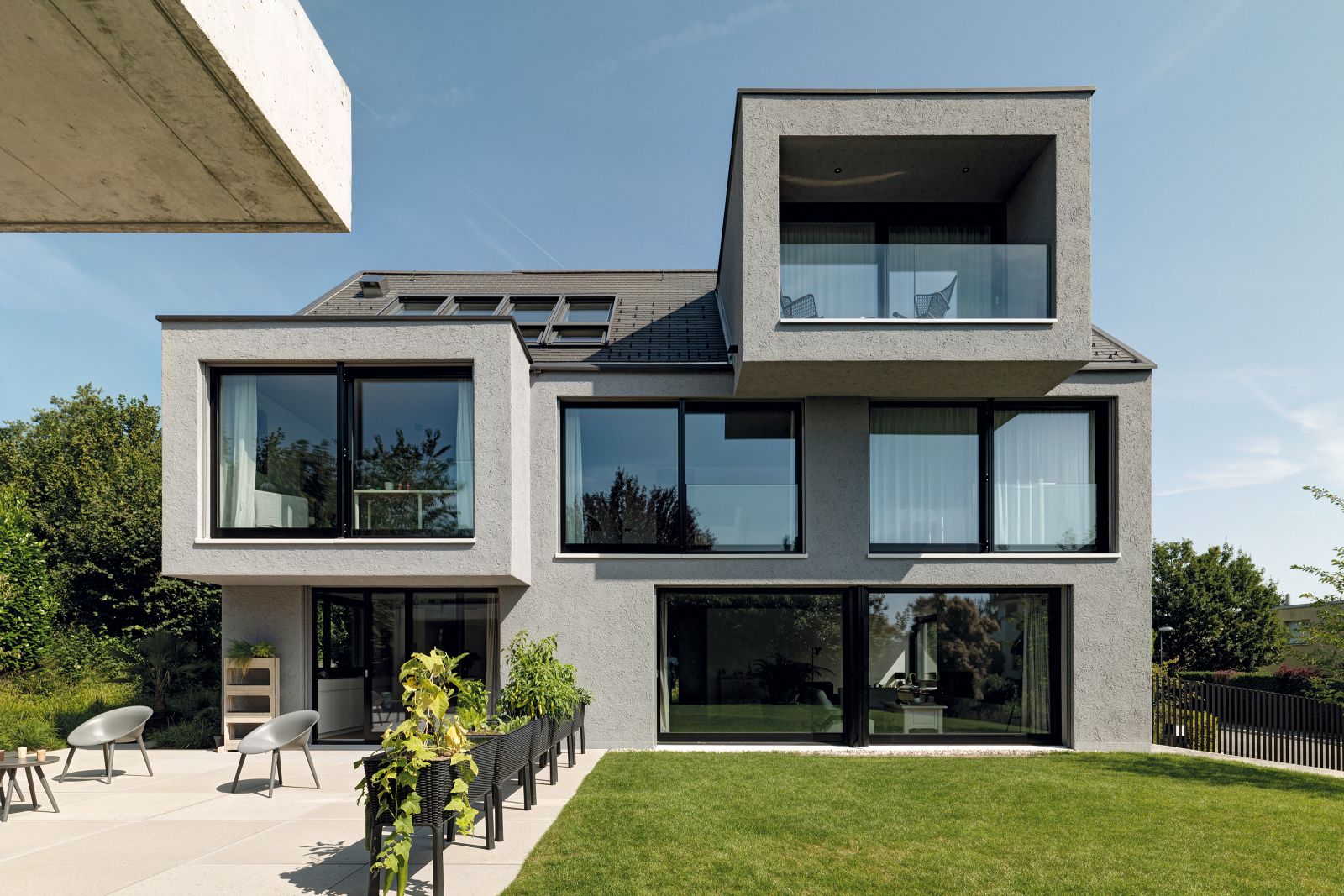 In seiner Ausrichtung nach Süden und zum Garten hin weicht das Haus von seinen Nachbarn ab, was weniger einem rebellischen Gedanken des Architekten, als einem damals ebenfalls geplanten Neubau auf der gegenüberliegenden Seite geschuldet ist. Er hätte schlichtweg die Aussicht beeinträchtigt.