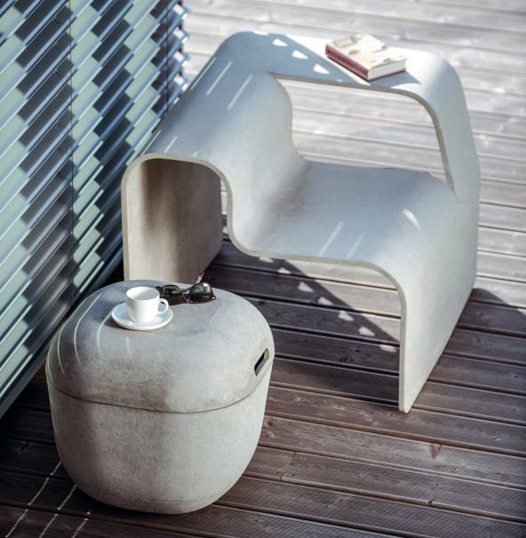 Seit jeher inspiriert der natürliche, mineralische Materialmix zu aussergewöhnlichen Produktdesigns, beispielsweise für Garten und Terrasse. Die handgeformten Produkte werden in der Manufaktur in Payerne gefertigt.