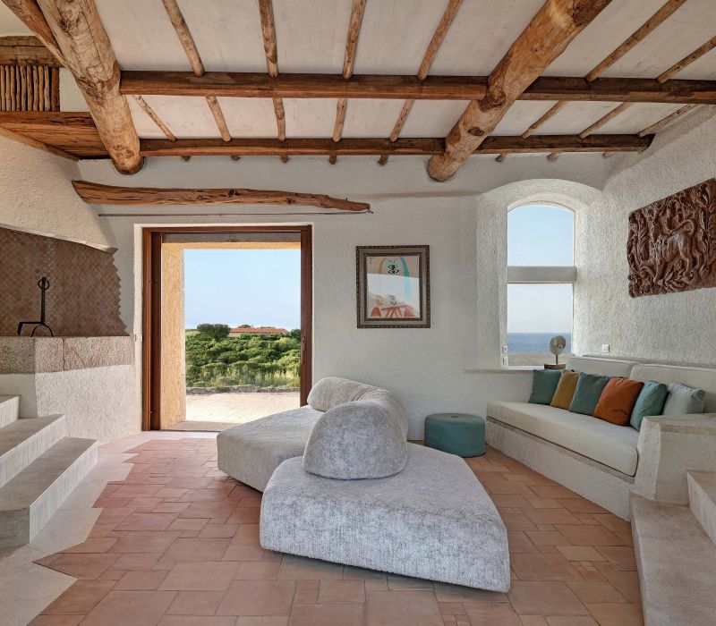 Eines der wenigen fertigen Möbelstücke im Haus ist das Sofa «On The Rocks», welches Francesco Binfaré 2004 für den italienischen Möbelhersteller Edra entwarf. Seine eigenständige Form scheint wie gemacht für die eigenwillige Architektur.