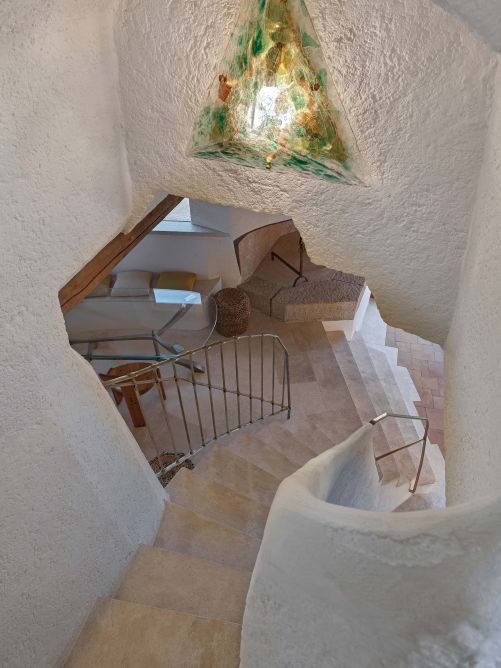 Rohe Oberflächen und geschwungene Linien, ohne sie ist die eigenwillige Architektur des Franzosen nicht denkbar.