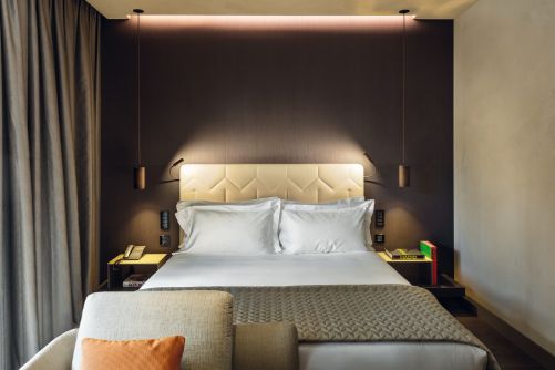 Das Hotel mit 124 Zimmern in fünf Kategorien, vom 27 Quadratmeter grossen Zimmer bis zur 100 Quadratmeter umfassenden Suite, steht stellvertretend für die Erneuerung der städtischen Umgebung rund um die Porta Volta.