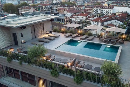 Die lässigen, klimatisierten Zimmer und der Pool auf der Dachterrasse, auf der auch das Frühstück serviert wird, machen das Viu Milan zur perfekten Bleibe auch an heissen Sommertagen.