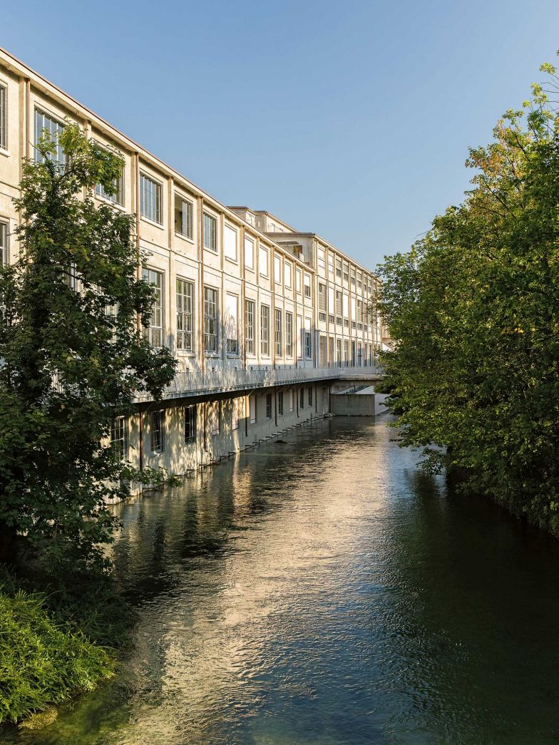 Die Lorze fliesst direkt vor der Haus­­tür des Papieri-Areals in Cham vorbei. Diese günstige Lage inspirierte die Entwickler zu einem innovativen Pilot­projekt: ein Flusskraftwerk zur nach­haltigen Energieversorgung des neuen Quartiers.