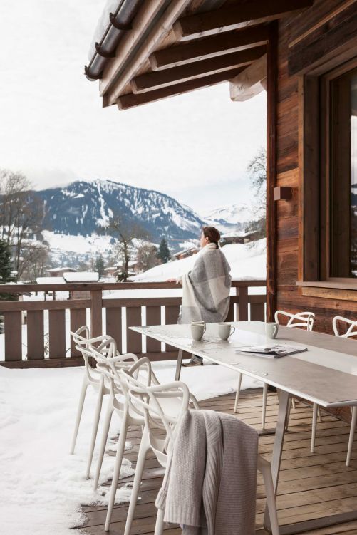 Die Möbel für den Aussenbereich sind – passend zur winterlichen Landschaft – in Weisstönen gehalten. Um einen grossen Tisch, den das Paar in Mailand gekauft hat, reihen sich die Stühle «Masters» von Philippe Starck.