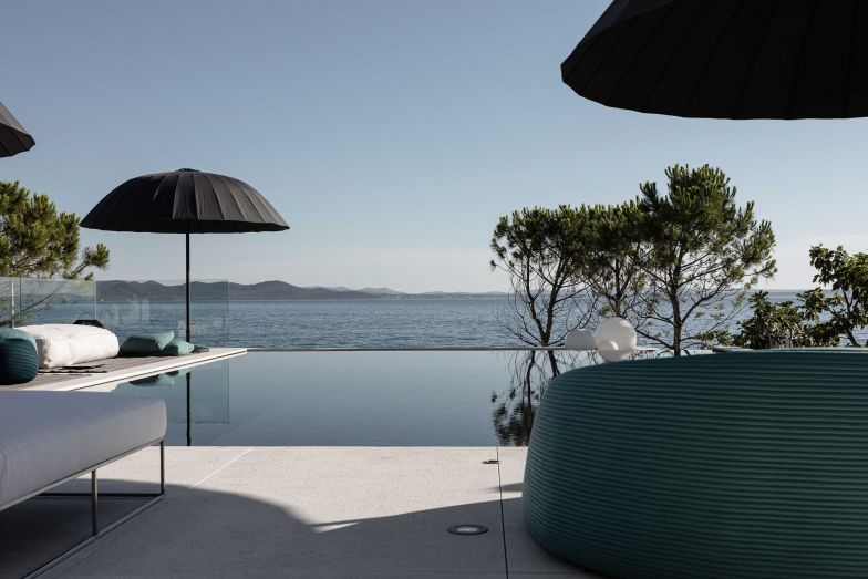 Die Wasseroberfläche vom Pool scheint sich mit dem Meer zu vereinen.