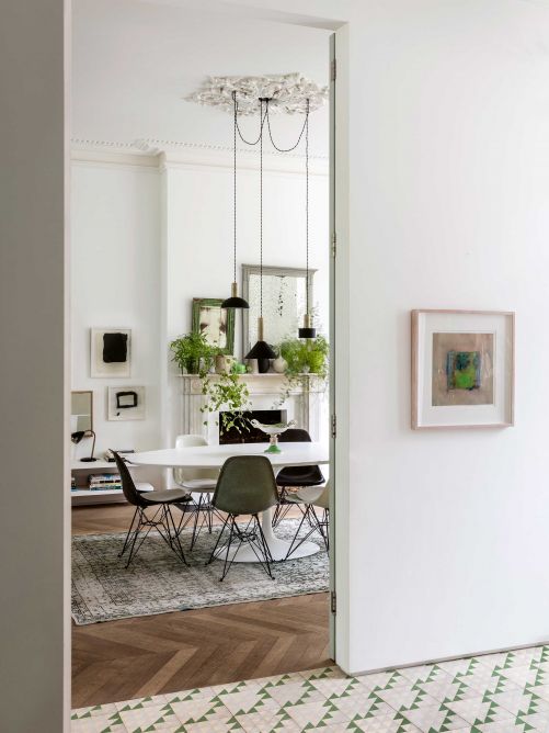 Das Esszimmer wirkt fast skandinavisch, wären da nicht die vielen Accessoires, die Liza hingebungsvoll zusammengetragen hat. Das Zentrum bilden der Saarinen-Tisch und die Stühle von Eames sowie die Leuchten von Ferm Living.