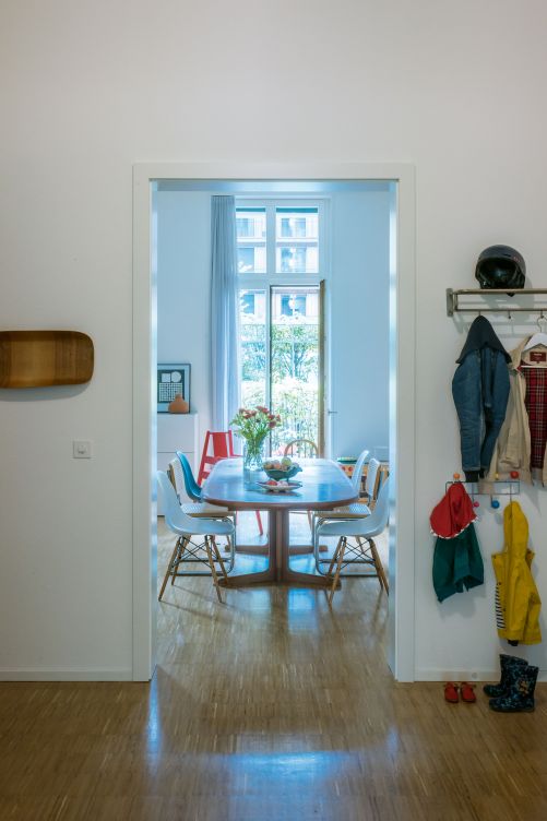 Einblick in den lichtdurchfluteten Essbereich, eingerichtet mit einem Teakholztisch, Schalenstühlen von Vitra und Freischwingern von Breuer. Die Türen und Fenster sind den Proportionen der Räume angepasst, die eine Innenhöhe von 3,5 Metern aufweisen.