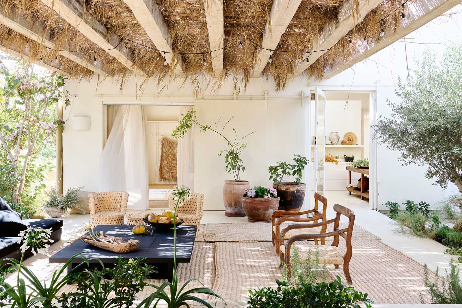 Das Haus ist weit mehr als ein Ferienhaus: Jasmine Scalesciani-­Hawken formuliert hier ein Lebensmodell, das Wohlbefinden und Achtsamkeit ins Zentrum rückt – und dabei die Natur nicht nur respektiert, sondern in jedes Detail ­einfliessen lässt.