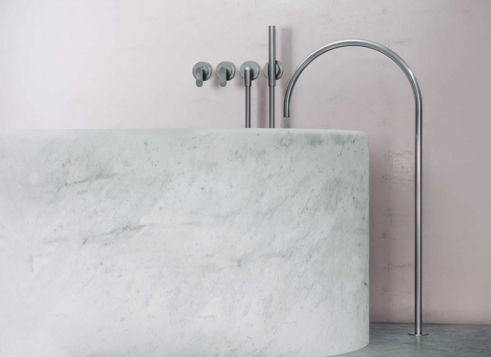 Minimalismus in Form gebracht: Die formschöne Armaturenserie «JPSet25Therm» wurde vom britischen Designer John Pawson entwickelt und zeichnet sich durch ihre klares, geometrisches Design aus. Sie ist in drei Farben erhältlich. Cocoon.