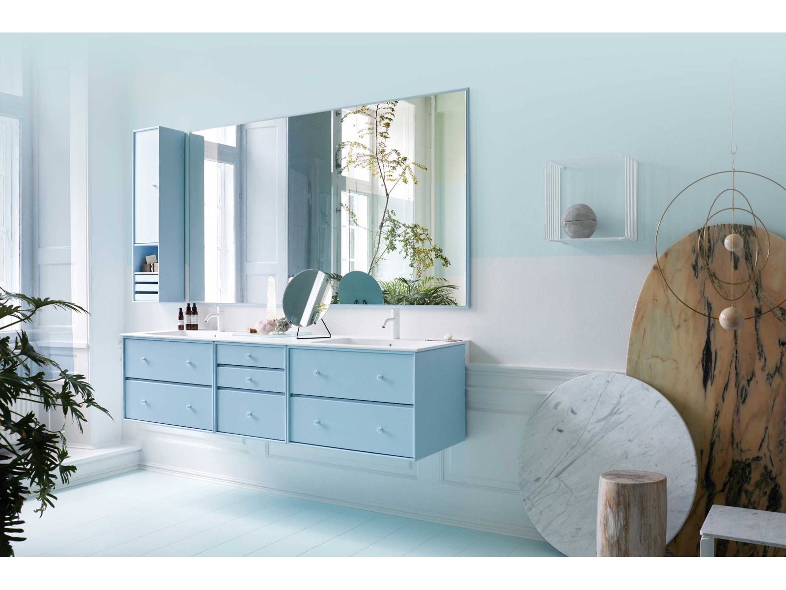 Mit dem Firmen-Slogan «Making room for personality» hat sich das dänische Unternehmen seit seiner Gründung einen Namen gemacht und damit den Menschen in den Mittelpunkt gestellt. Seiner Persönlichkeit Ausdruck zu verleihen, ist mit den modularen Möbeln überall möglich – auch im Badezimmer. Montana.