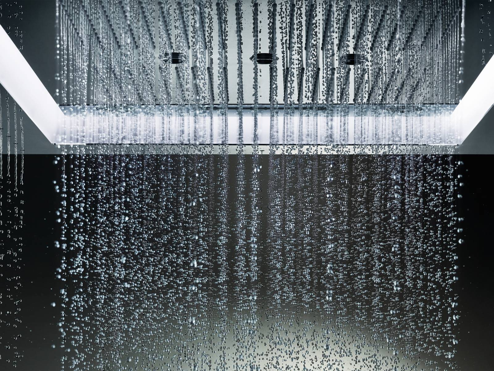 «Aqua Symphony» heisst die Dusche, die mit einer Grösse von rund 100 x 76 Zentimetern beeindruckt. Wie ein Vorhang aus unzähligen Tropfen fällt das Wasser herab, das in Kombination mit verschiedenen Düsen und Lichtversionen ein luxuriöses Duscherlebnis verspricht. Grohe.