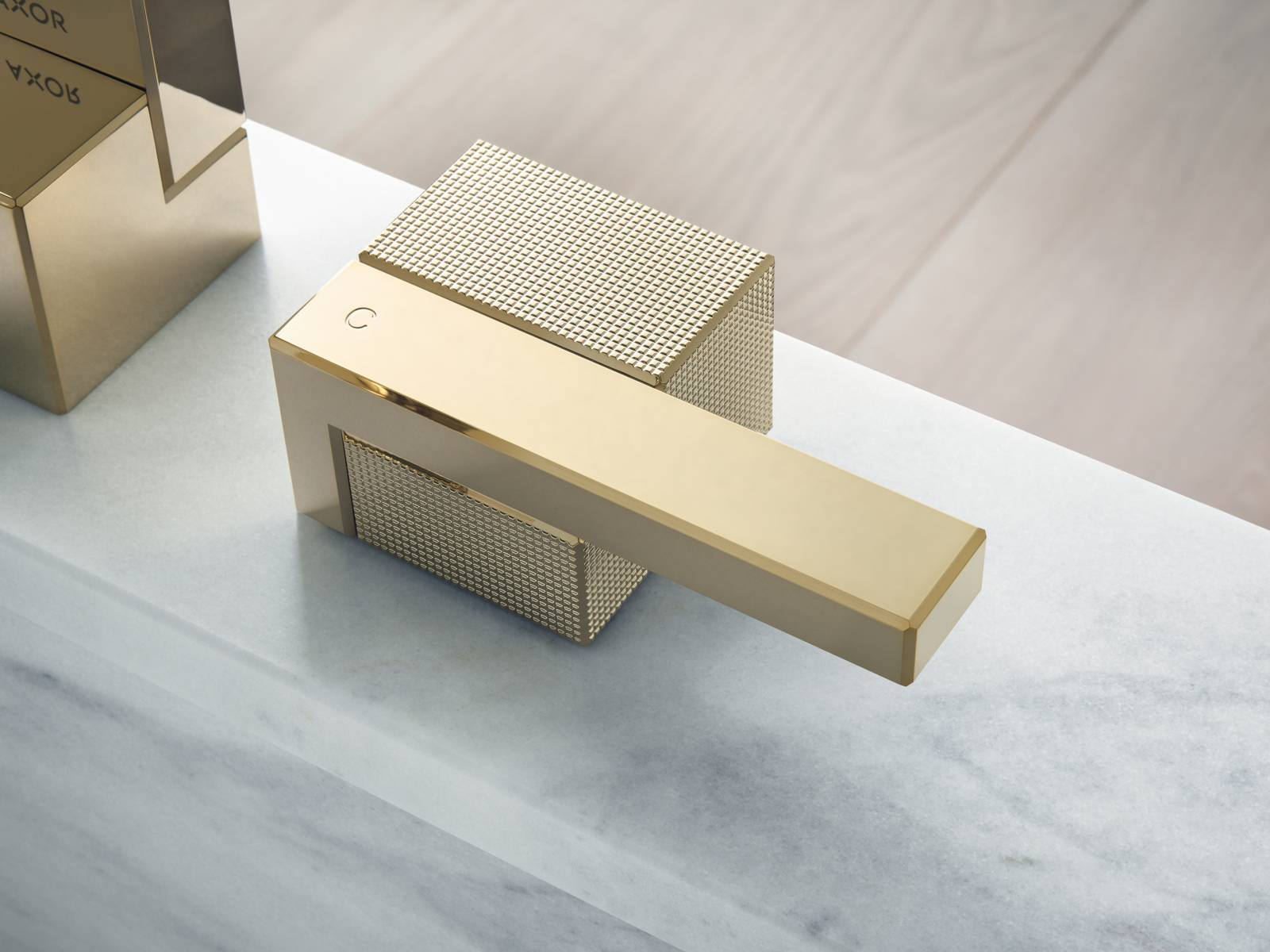 Architektonisch eigenständig präsentiert sich die neue Kollektion Axor Edge: Asymetrisch zusammengefügte Kuben, partiell veredelt mit feinen Strukturen, ergeben ein Design, das massiv und filigran zugleich wirkt. Von Jean-Marie Massaud. Axor.