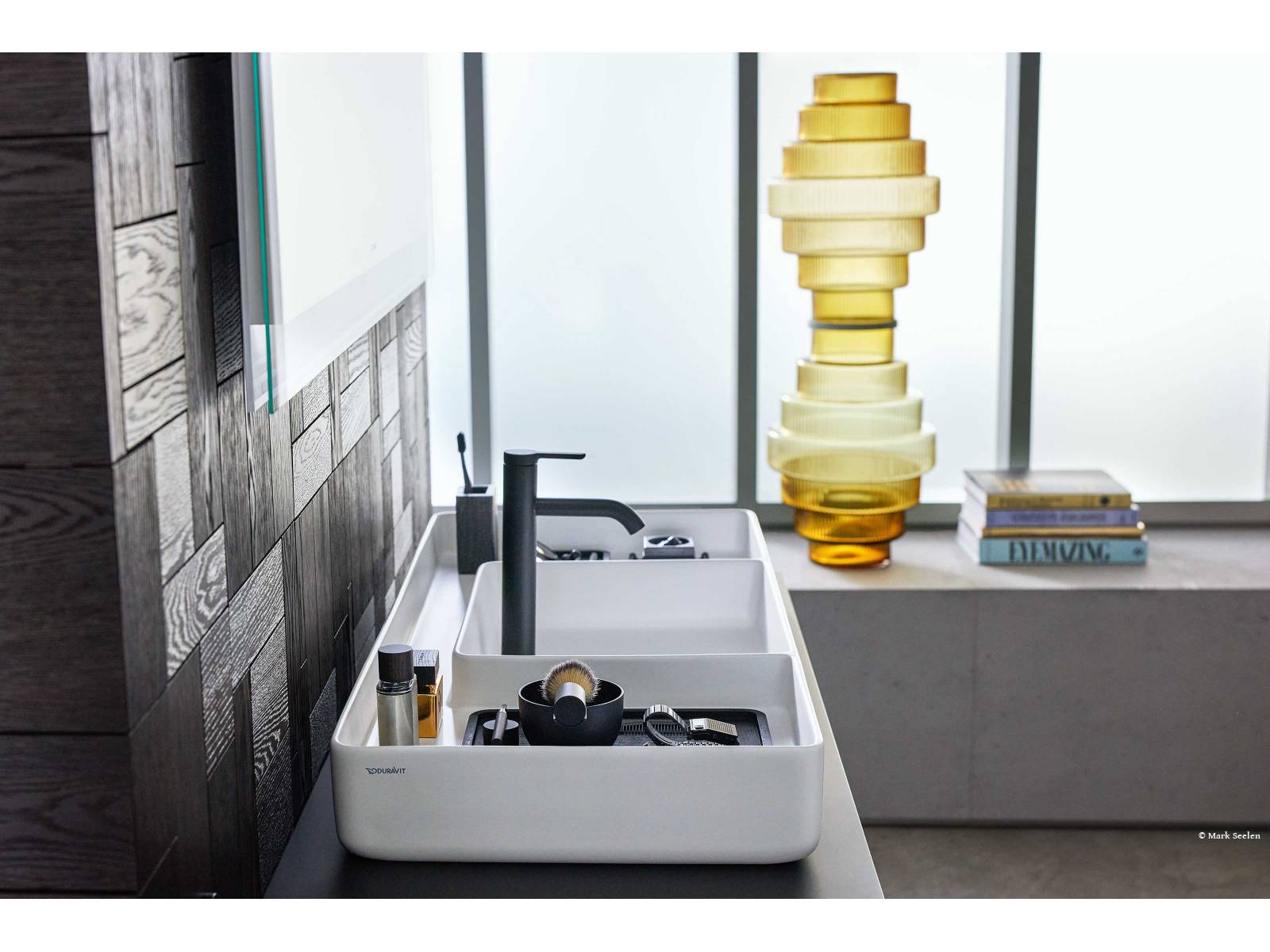 Für «Bento» holte sich Designer Philippe Starck Inspiration bei den gleichnamigen japanischen Boxen, die im Innern durch Trennwände in mehrere Fächer unterteilt sind. Die verschiedenen Zonen der Waschtische bieten praktische Ablageflächen. Hier lassen sich alle persönlichen Gegenstände individuell und griffbereit unterbringen. DURAVIT.
