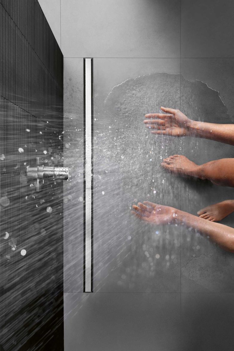 Unauffällig integrieren sich die «CleanLine»-Duschrinnen in die Bewegungs­fläche und lassen diese grösser wirken. Verstärkt wird dieser Effekt noch durch Farb- und Design­varianten für das Profil, das sogar mit Fliesen versehen werden kann, wodurch ein beinahe durchgängiges Fliesen­bild entsteht. Eine flexible Platzierung wie beim Modell «CleanLine50» und das neue Format von 1100 mm Länge schaffen zusätzlichen Gestaltungs­spielraum. geberit.ch