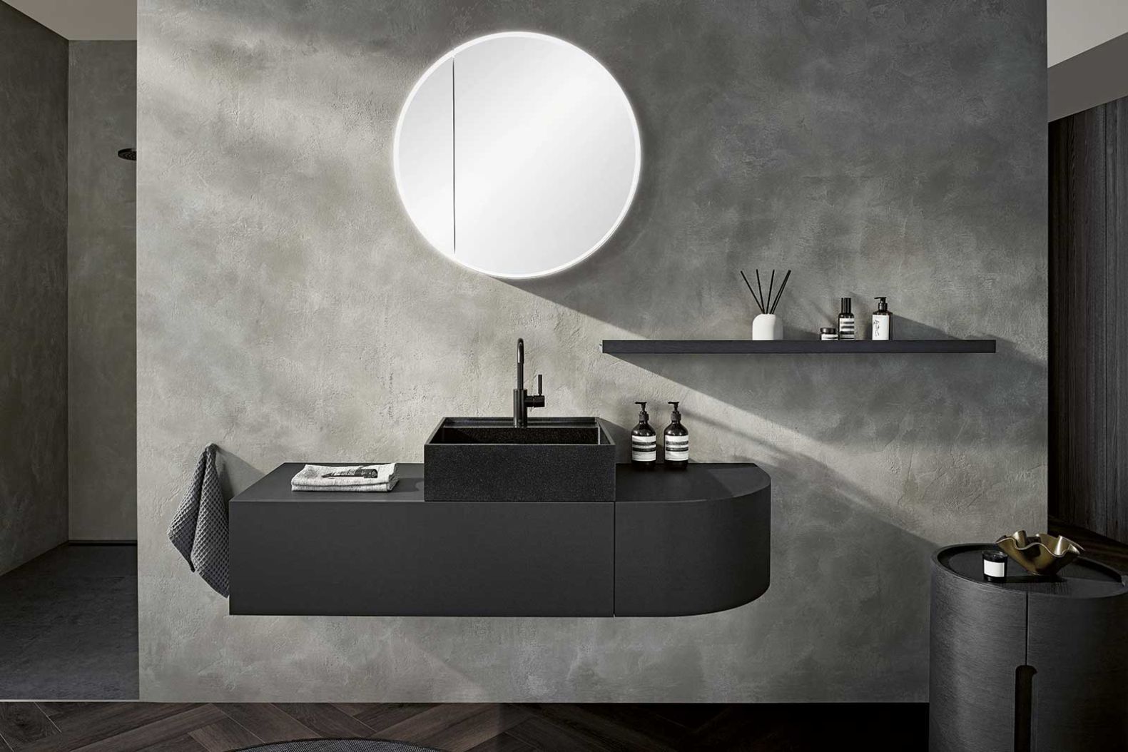 Wohnlichkeit im Badezimmer: Speziell entwickelt, um Räume jeder Grösse optimal zu nutzen, überzeugen die Badmöbel und Spiegelschränke der Linie «Alterna yuwia» durch ihre reduzierte Formensprache und monochrome Farbgebung. Neu bringt «Alterna yuwia living» den Look auch in den Wohnbereich. sanitastroesch.ch