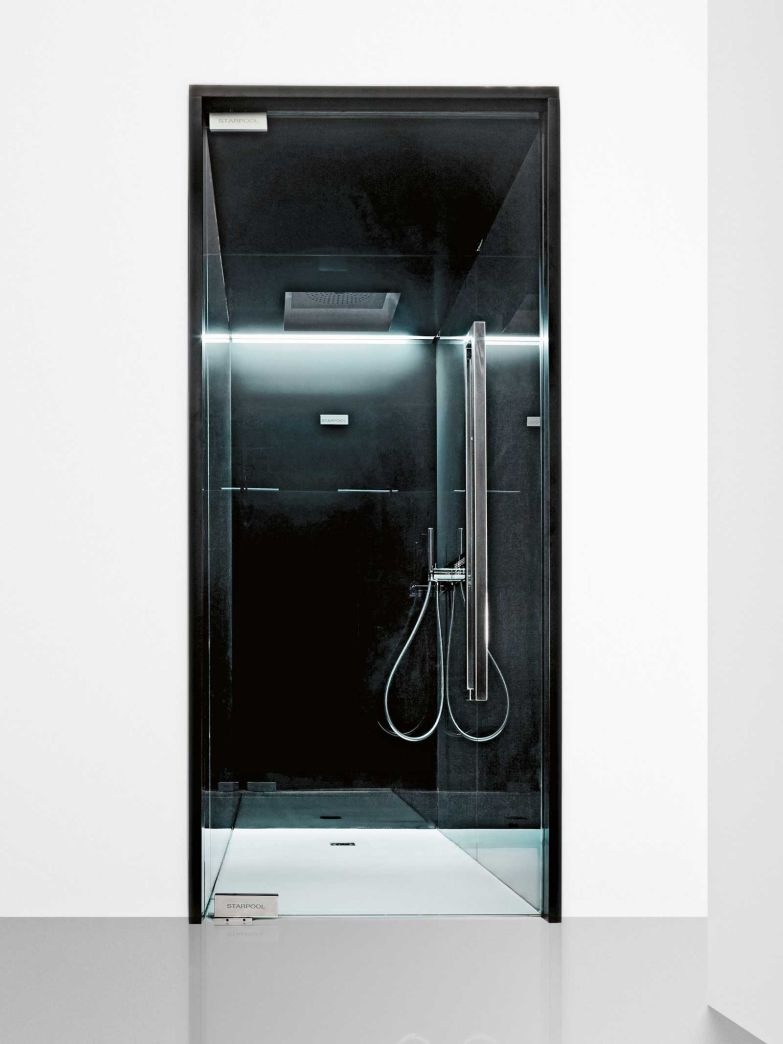 Ein Fest für die Sinne inszeniert die «SweetShower» von Cristiano Mino mit farbigem Licht, variablen Wasserstrahlen, Duftimpulsen und Klangwelten gebündelt in einem breiten Duschkopf und steuerbar über einen intuitiven Touchscreen. starpool.com