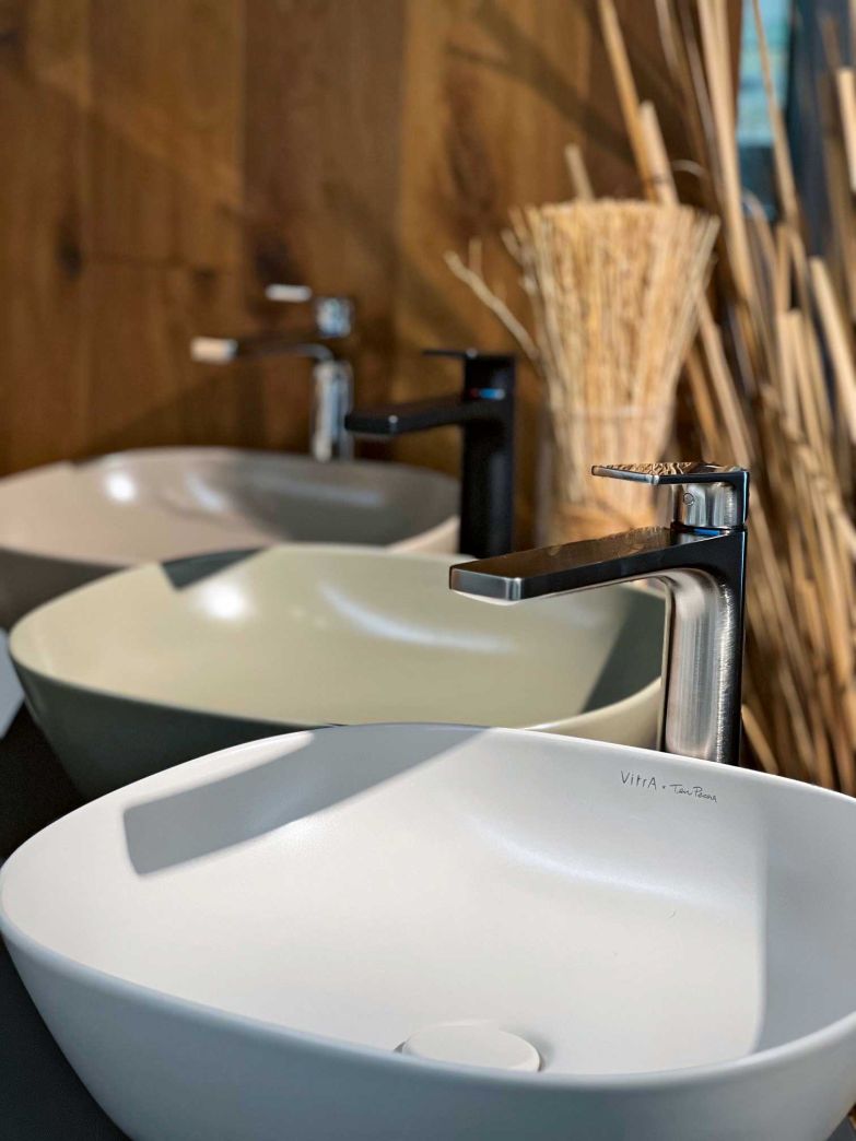 Mit ihrer charakteristischen Geometrie, edlem Finish und einer Prise italienischer ­Grandezza setzt die neu gestaltete Serie ­«ProCasa Cinque by Gessi» stilvolle Akzente im Bad und verbindet zeitgemässe Ästhetik mit formvollendeter Eleganz. Erhältlich in den Ausführungen Chrom, Finox optik und Schwarz matt. baubedarf-richner-miauton.ch