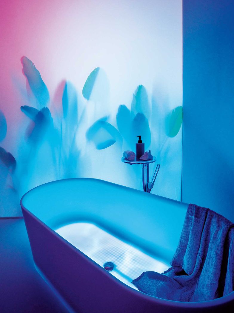 Schon seit der Antike gilt Licht als Quelle der inneren Balance, ein Gedanke, den die Badewanne «Val Lumine» von Konstantin Grcic aufgreift und neu interpretiert. Gefertigt aus dem lichtdurchlässigen Mineralgusswerkstoff Sentec, sorgt sie mit einem LED-beleuchteten Boden für individuell steuerbare Farbwelten. laufen.ch