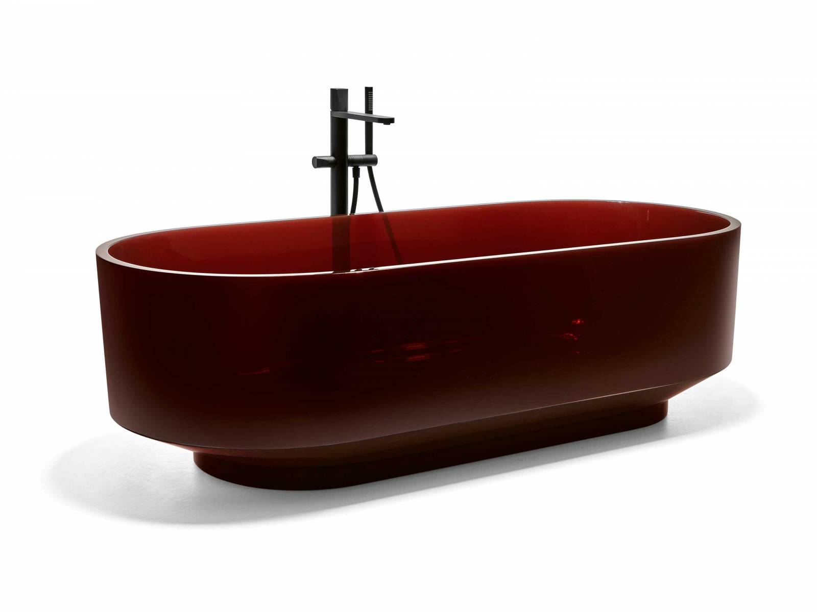 Mostato, Barrique, Vespero (im Bild) und Noturno heissen die neuen Farben, die Andrea Lupi zusammen mit Gumdesign für die Waschbecken-Kollektion «Crystalmood» entwickelt hat. Neu gibt es auch die Badewanne «Borghi» in den wundervollen Farben, die sich von den warmen Herbsttönen der Toskana ableiten. Antonio Lupi.