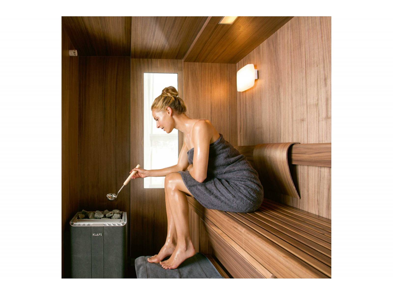 In Zeiten wie diesen hätte wohl jeder gern eine Sauna Zuhause. Wenn der begrenzte Platz nicht wäre. Kein Problem für Modell «S1», das mit 60 Zentimetern so tief wie ein Kleiderschrank ist. Geräumig schwitzen kann man trotzdem, denn die Sauna lässt sich via Knopfdruck auf 1.60 Meter ausfahren. Klafs.