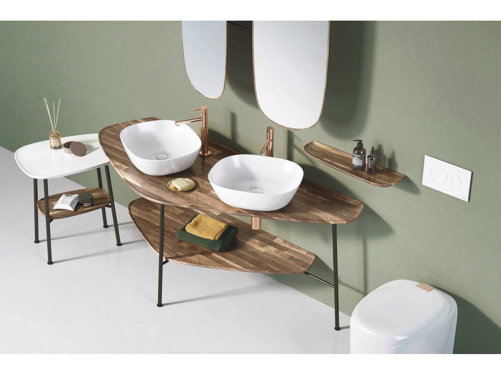 Gegensätze, die sich anziehen: Für «Plural» gehen kühle Keramik und warmes Eichenholz die perfekte Liaison ein. Die Kollektion ist modular gedacht und lässt sich frei kombinieren. Alle Modelle sind nicht nur in Weiss, sondern auch in Taupe, Grau und Schwarz erhältlich. Vitra Bad.
