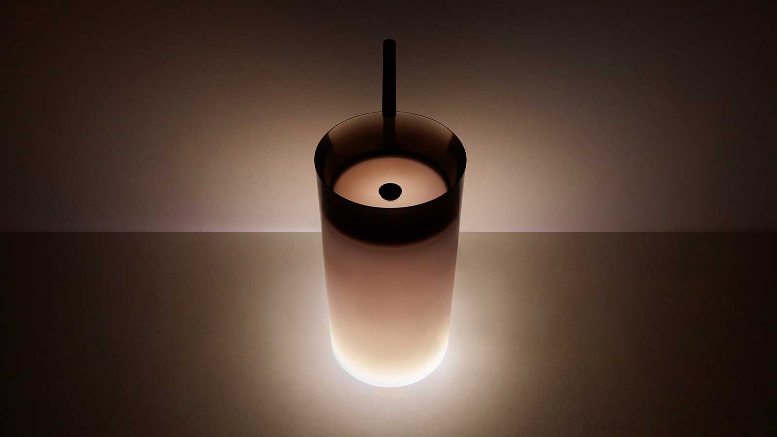 «Breeze» ist ein Waschtisch, der mit transluzenter Leichtigkeit und skulpturaler Präsenz spielt. Die ultradünne Cristalmood-Kante fängt das Licht ein, während das Volumen mit Wasser und Raum verschmilzt – ein Objekt, das Funktion und Poesie auf den Punkt bringt. antoniolupi.it