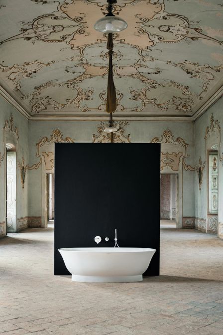 Die weichen Kurven von The New Classic erinnern an sich öffnende Blütenkelche. In der ihm eigenen Opulenz gestaltete der niederländische Designer Marcel Wanders die attraktive Serie aus Saphir Keramik, die bereits mit dem iF Design Award 2019 ausgezeichnet wurde. Keramik Laufen.