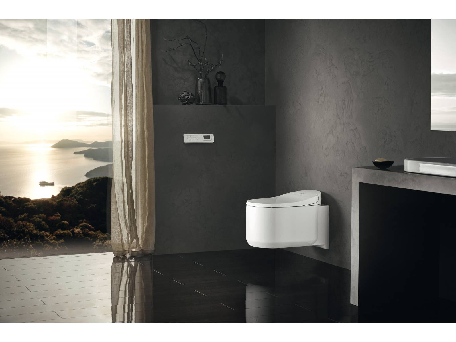 Das Dusch-WC «Sensia Arena» bietet sanfte und intelligente Körperpflege mit Wasser statt Papier und fällt mit seinem eleganten Design auf, das bereits mit renommierten Preisen ausgezeichnet wurde. Die verschiedenen Funktionen wie Wasserdruck, Temperatur, Strahlart etc. lassen sich nach persönlichem Wohlbefinden einstellen. Grohe.