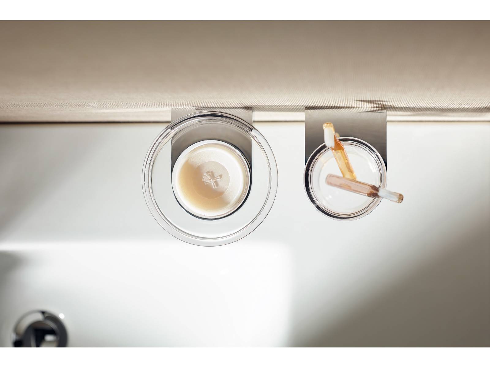 Das Bad-Einrichtungsprogramm Alterna ist um die Armaturenlinie Architect und die Badaccessoire-Kollektion One erweitert worden. Letztere überzeugt mit abgestimmten Proportionen und hochwertigen Materialien. Das Design für beide Linien stammt aus der Feder des Architekten und Designers Stephan Hürlemann. Sanitas Troesch.
