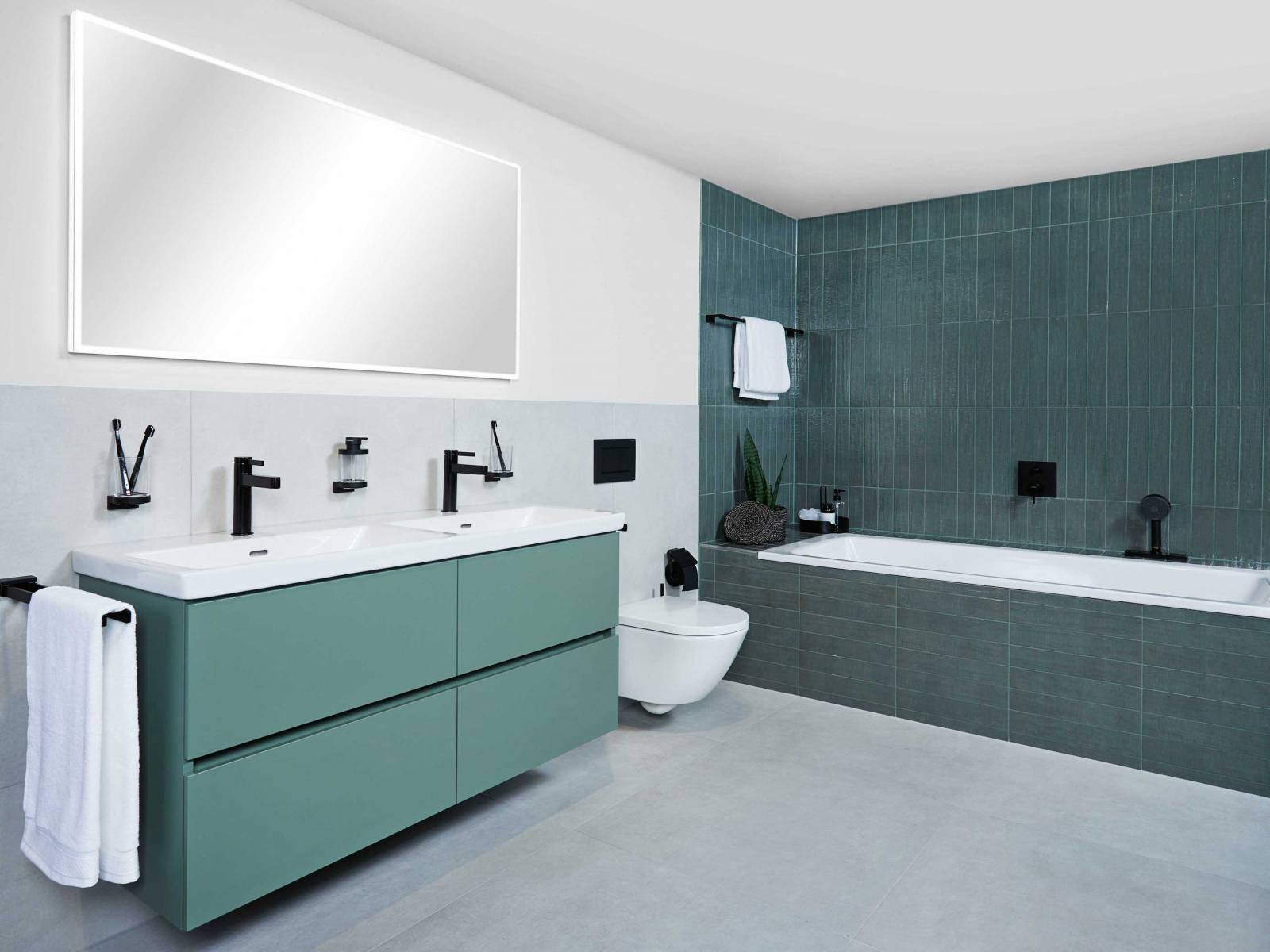 Puristisch und modern lassen die jadegrünen, farblich auf das Unterbau-Möbel des Waschtisches abgestimmten Wandplatten dieses Bad erscheinen. Die kubische Form der Badewanne verleiht dem Raum dabei die nötige Ruhe und Geradlinigkeit. SABAG.