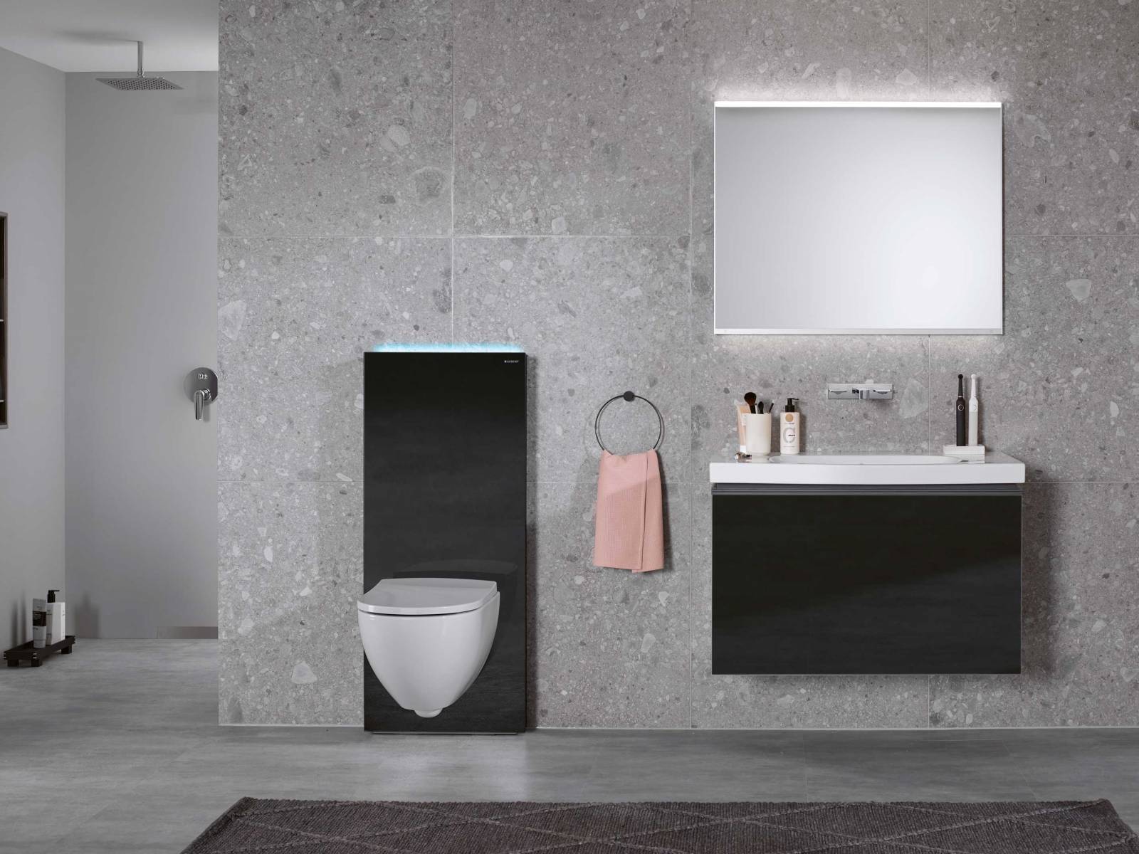 Wohlfühlen leichtgemacht: Über das elegante «Monolith Plus Sanitärmodul» lassen sich via App nicht nur vier Lichtstimmungen steuern, die mit den indirekt beleuchteten Spiegeln der Serie «One» harmonieren, sondern auch weitere Komfortfunktionen wie Spülwassermenge oder Geruchsabsaugung. GEBERIT.