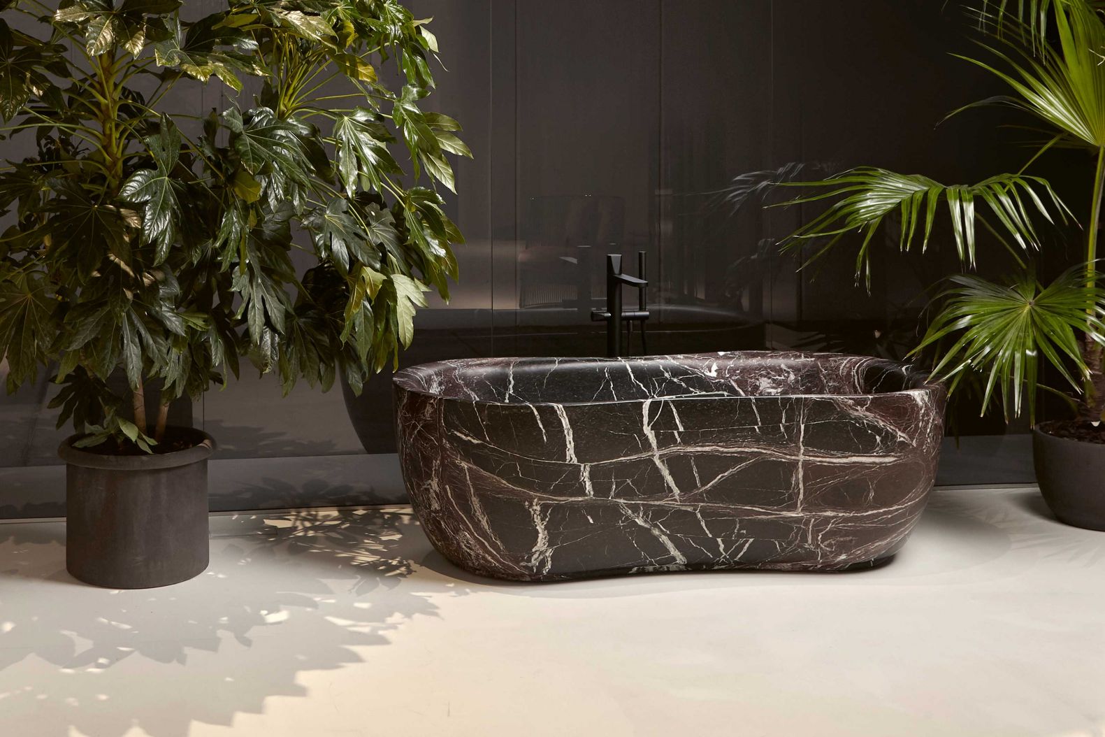 Einer Skulptur gleich wurde die Badewanne «Fida» aus einem Naturstein-Monolithen gemeisselt und stellt die Schönheit des grauen Alpi-Stein von Vicenza zur Schau – mit all seinen Adern, Farbabstufungen und mineralischen Einschlüssen. Design: Marco Di Paolo. ANTONIOLUPI.IT