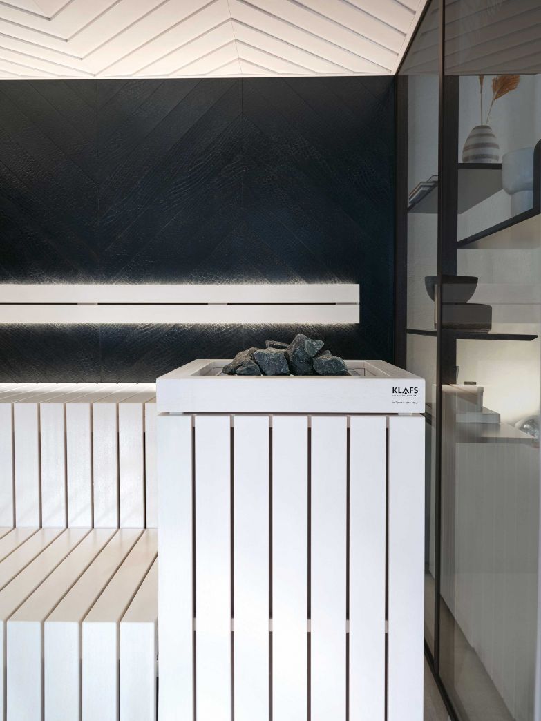 Für «Gesa» kombinierte Designerin Gesa Hansen skandinavische Gemütlichkeit mit japanischem Minimalismus: Die Sauna ist ganz in Schwarz-Weiss gehalten, verfügt über zwei grosse Isolierglasfronten und eine Holzauskleidung mit präziser Linienführung. KLAFS.CH