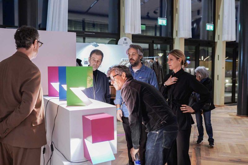 Im Kongresshaus können die BesucherInnen an allen drei Tagen die Designer persönlich kennenlernen und ihre Entwürfe aus erster Hand kaufen.