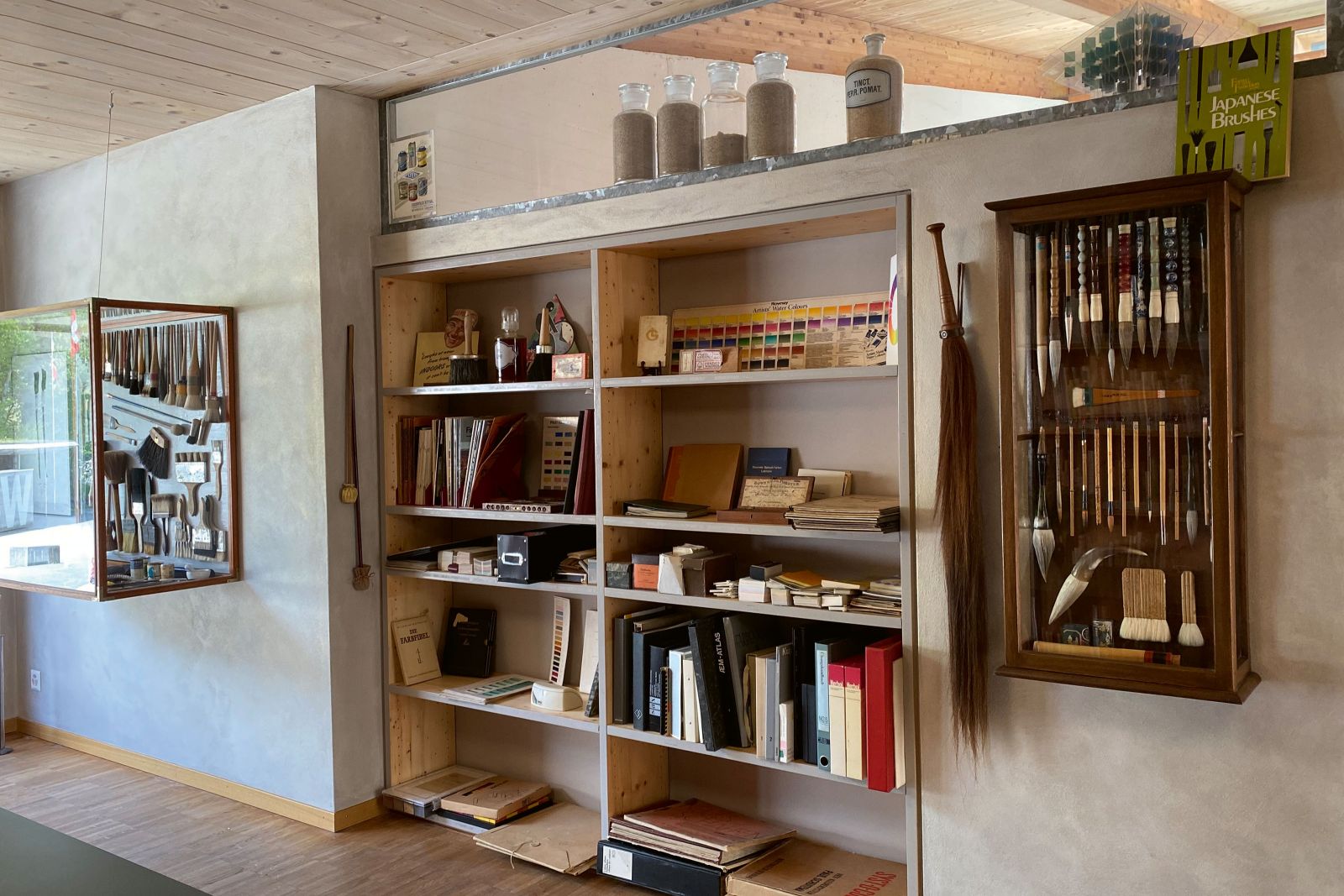 Kurszentrum Ballenberg: Farbbibliothek, Farbmuster- und Pinselsammlung. Foto © by Ballenberg