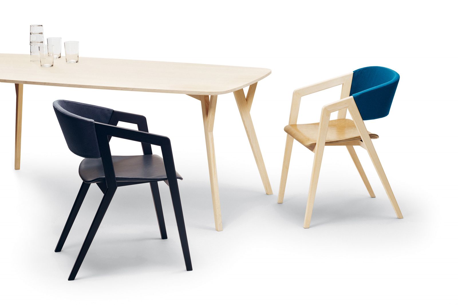 1065 Stimmen – Stuhl und Tisch «Yahyah» Design: Manuel Bachmann und Carolien Janssens, Project Yahyah (CH).