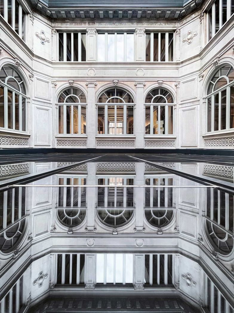 Sinnliche Welt: Im Palazzo Molteni verwob Vincent Van Duysen Liberty-Ornamentik mit neoklassizistischer Strenge zu einem urbanen Organismus, der ­weder Museum noch Showroom ist, sondern Labor für die Alchemie von Design und Stadt. Hier, zwischen avocadofarbenem Marmor ­und kaffeebraunem Eichenholz, präsentiert Molteni&C sein 90-jähriges Erbe als sinnliche Entdeckungsreise – sieben Stockwerke, auf denen italienischer Wohnrausch ins Monumentale gesteigert wird, ohne den intimen Flüsterton der Mailänder ­Palazzi zu verlieren. molteni.it