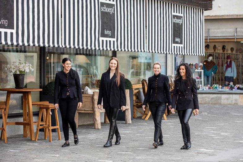 Sie arbeiten als gut abgestimmtes Team von Schoepf Living zusammen: (von links nach rechts) Wohnberaterin Ariane Risslegger, Innenarchitektin Stefanie Warnier, Geschäftsführerin Cornelia Crüzer Ettisberger und Wohnberaterin Alessia Wachter.