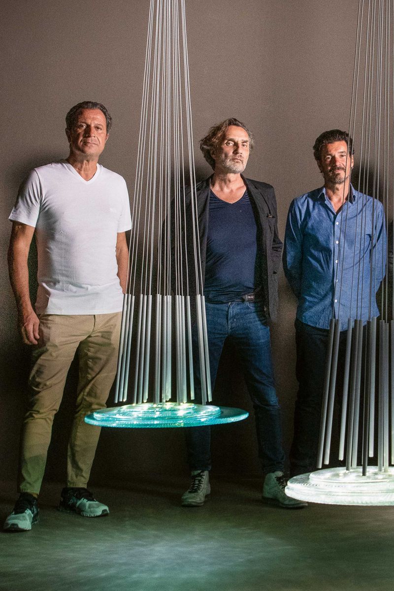 Aurel Aebi, Patrick Reymond und Armand Louis mit dem ersten Projekt für ihre neue Serie «Atelier Oi Privé»: Die Kollektion Gaia besteht aus unterschiedlichen Lichtinstallationen, die in Zusammenarbeit mit der Manufaktur Wonderglass hergestellt werden. Foto: Cyrille Voirol.