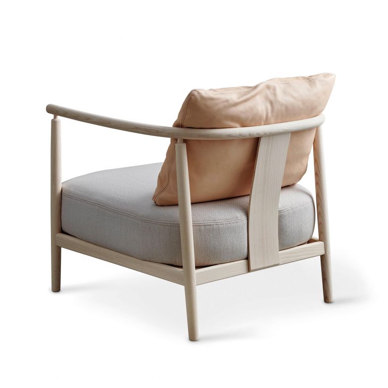 Mit Loungesessel «Humble» zeigt das schwedische Unternehmen, dass es die Technik des Dampfbiegens meisterlich beherrscht. Designer Pierre Sindre setzt dabei ganz auf natürliche, nachhaltige Materialien: Der Korpus besteht aus Esche, die Sitz- und Rückenkissen sind mit Pferdehaar oder zertifizierter Wolle gepolstert und mit pflanzlich gegerbtem Leder oder Wolltextil bezogen. Gemla.
