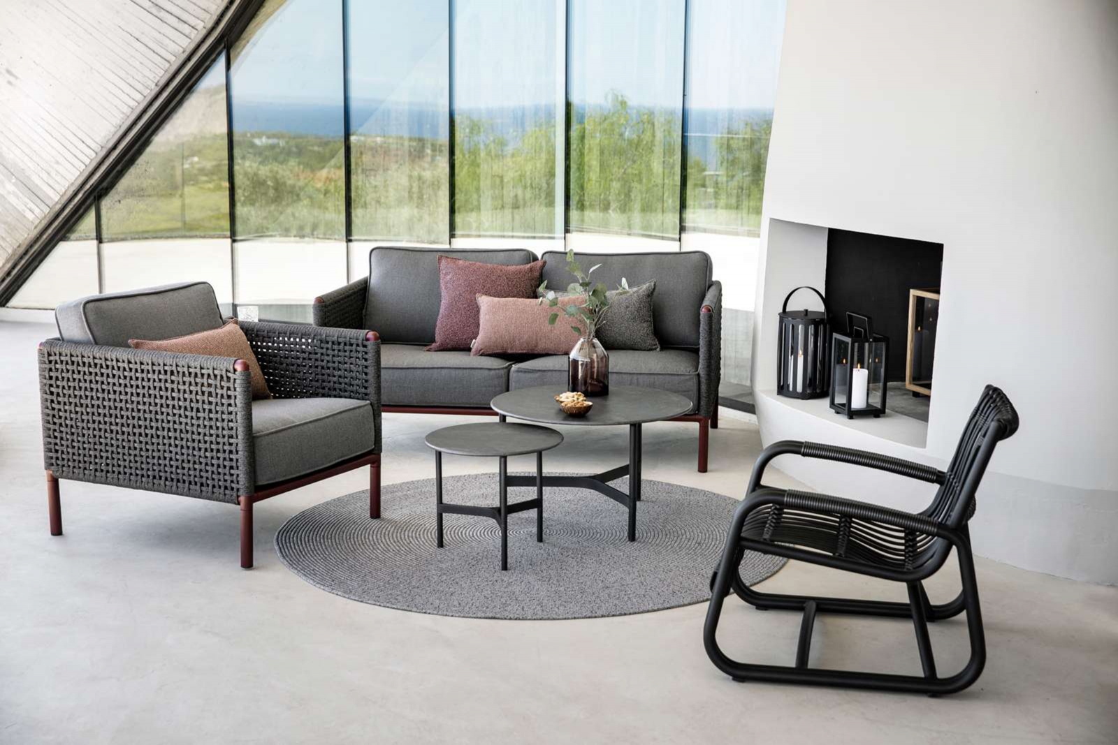 Sehen nicht nur auf den Fotos bequem aus: Lounge «Encore» in der neuen Farbe Bordeaux und Sessel «Curve». Wie gut, dass wir genug Zeit hatten, um ausgiebig Probezusitzen.