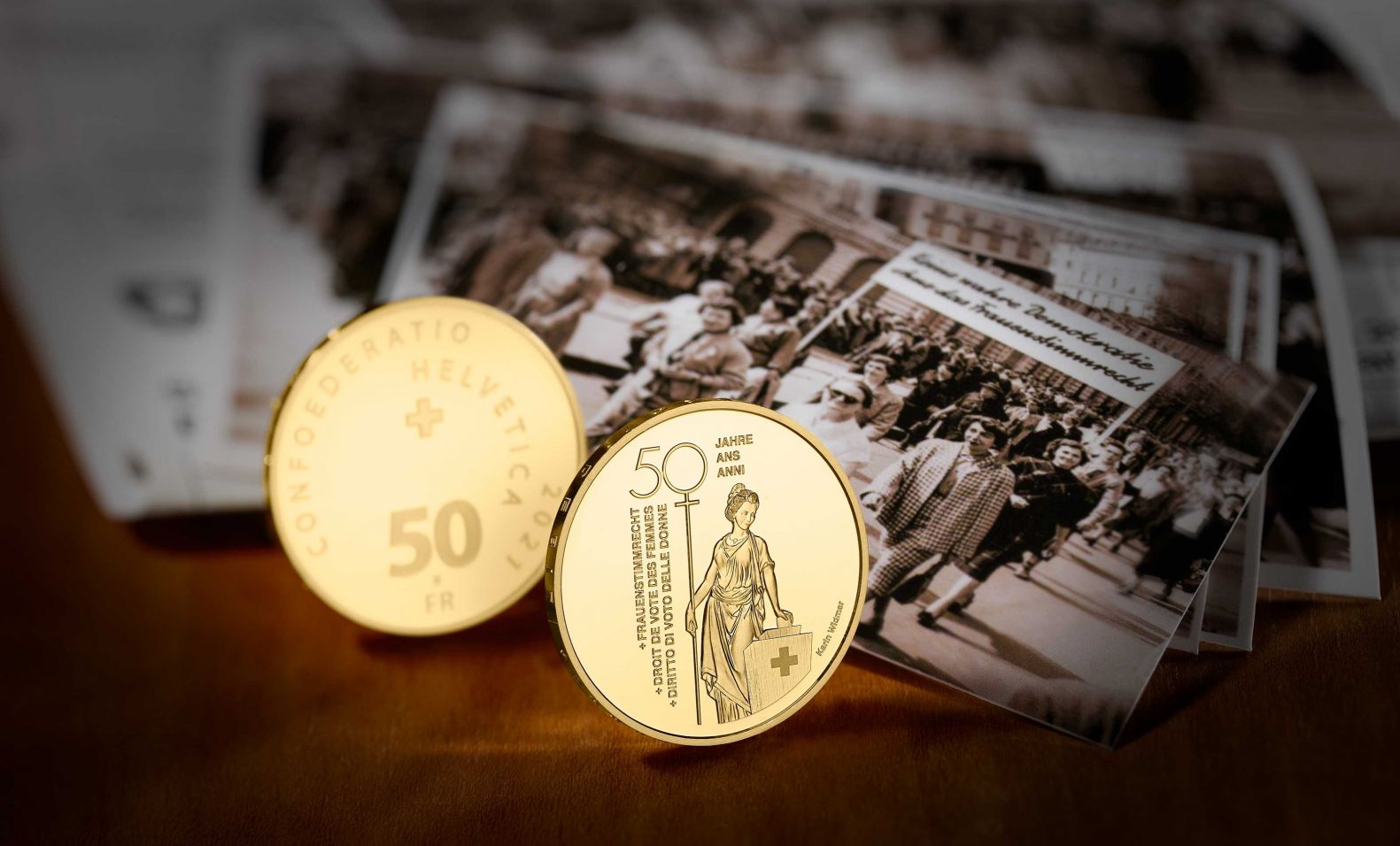 Die Bemühungen der Schweizer Frauen für gleichberechtigte politische Rechte reichen bis ins 19. Jahrhundert zurück. Noch 1959 sprachen sich zwei Drittel der Männer gegen das Frauenstimmrecht aus. Doch die Schweizerinnen liessen nicht locker. Am 7. Februar 1971 siegten die Befürwörter für die Einführung des Frauenstimm- und Wahlrechts. Die offizielle Sondermünze «50 Jahre Schweizer Frauenstimmrecht» der Eidgenössischen Münzstätte Swissmint ist in einer Goldlegierung geprägt. Der Entwurf stammt von der freischaffenden Grafikerin und Illustratorin Karin Widmer. Swissmint Münzshop.