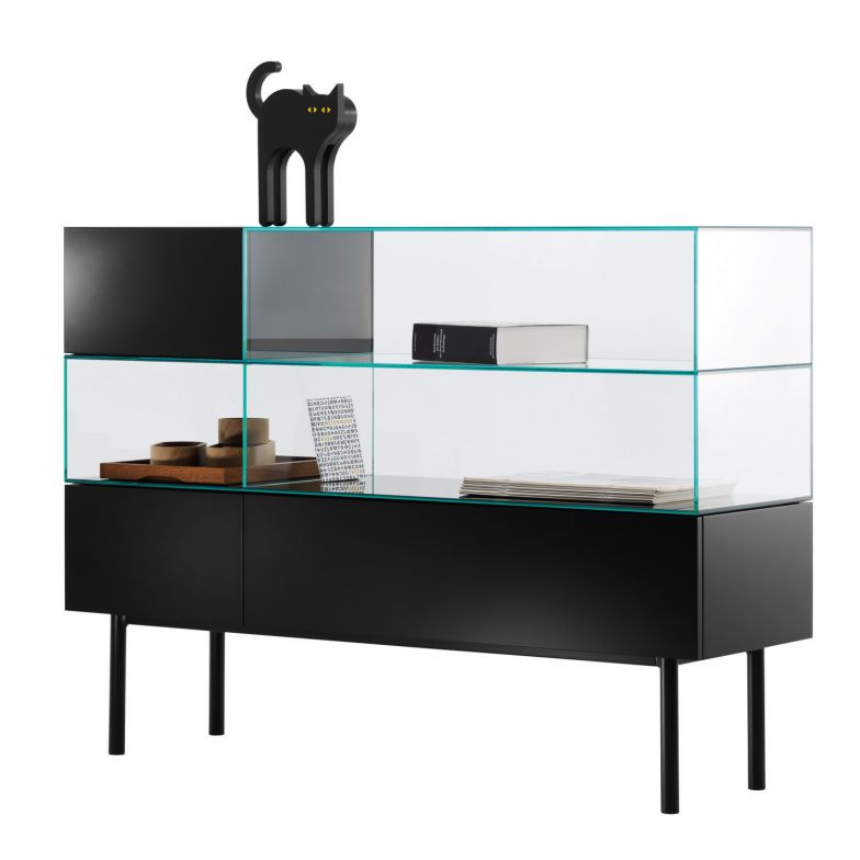 Am meisten Bauhaus im Portfolio von Hanne Willmann ist wohl die Vitrine «S4». Das schwarze Fach über den Glasfächern zitiert den schwebenden Moment der Kragstühle von Marcel Breuer. Tecta.