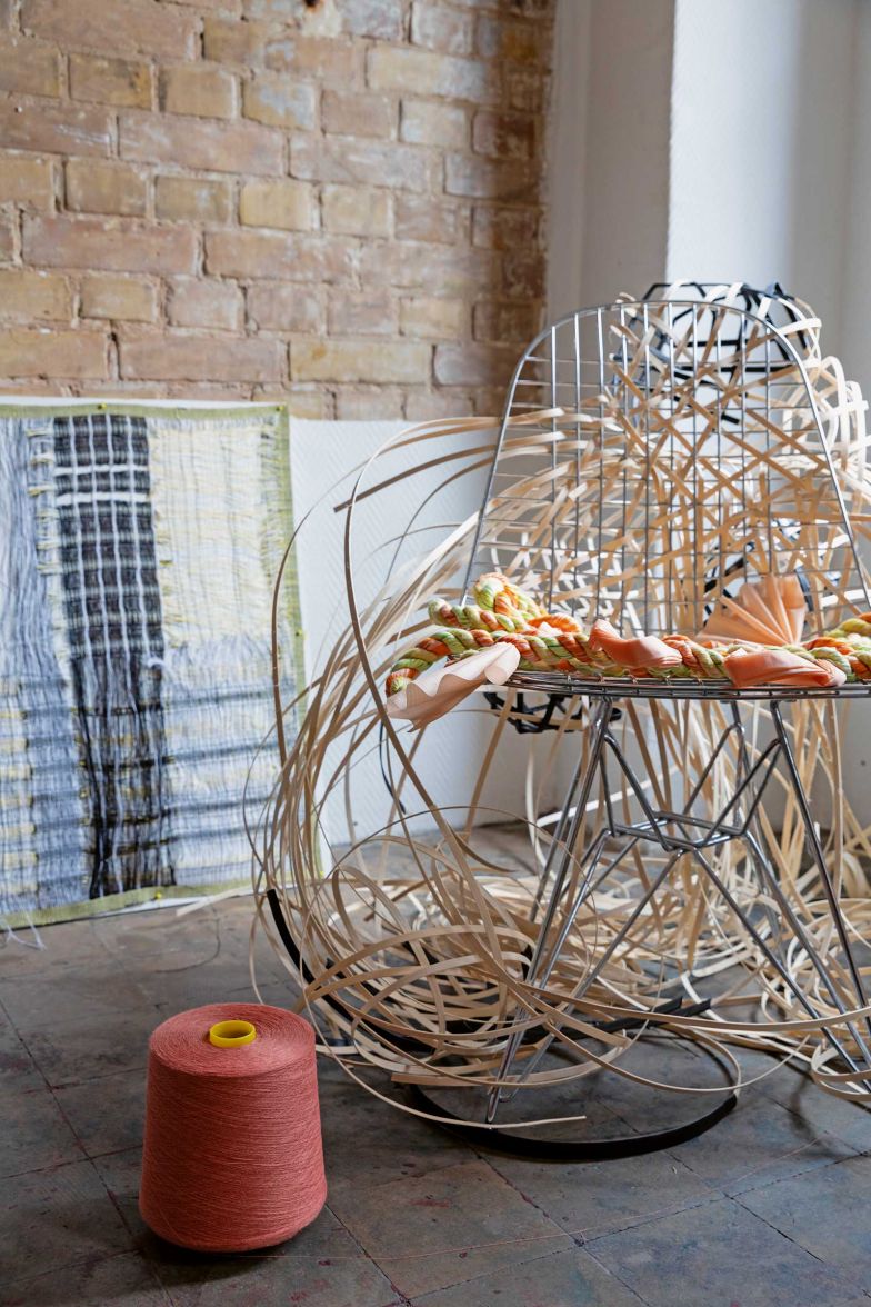 Ihr Archiv hat die Designerin kürzlich in die Obhut des Vitra Design Museums übergeben. Die grosse Retrospektive «Whispering Things» ist noch bis zum 6. September 2026 zu sehen.