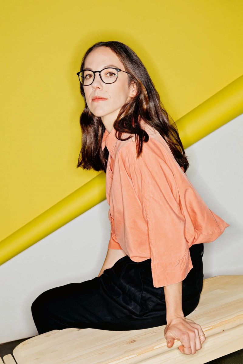 Laure Krayenbühl studierte an der ECAL und arbeitete danach viele Jahre bei Atelier Oi am Bielersee, bevor Sie sich entschied, ihr eigenes Studio zu eröffnen. Seit kurzem ist es in Olten beheimatet. Foto: Maya Wipf & Daniele Kaehr.