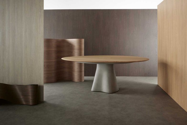 Beim «Temno Table» für Walter Knoll kommt es auf den Fuss an. Er wird aus Manufakturbeton gegossen – mit einer Oberfläche, die so samtig-matt und weich erscheint, dass man sie streicheln möchte.