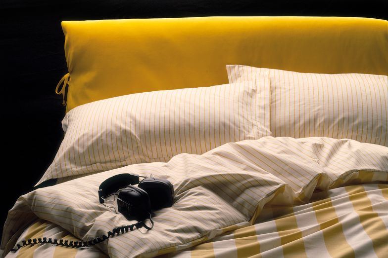 Ein Originalbett von 1978 mit Überzügen, die von Vico Magistretti persönlich ausgewählt wurden.