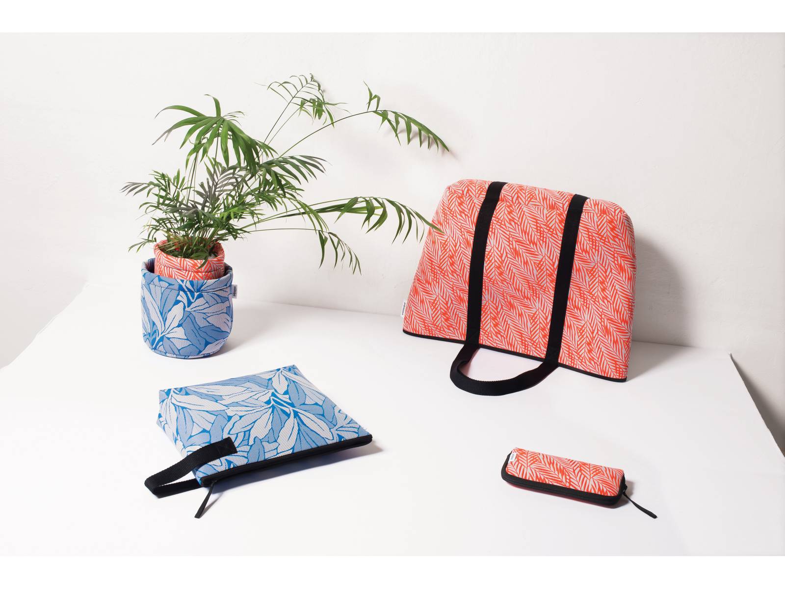 2006 gründeten Designerin Monica Battistella und Architekt Sergio Gobbi ihr Label vor dem Hintergrund, Softcases aus Stoffresten zu fertigen. Zuerst nur Taschen für Powerbooks oder Schallplatten, mittlerweile umfasst das Sortiment farbenfrohe Taschen und Accessoires für nahezu jeden Lebensbereich. Pijama.