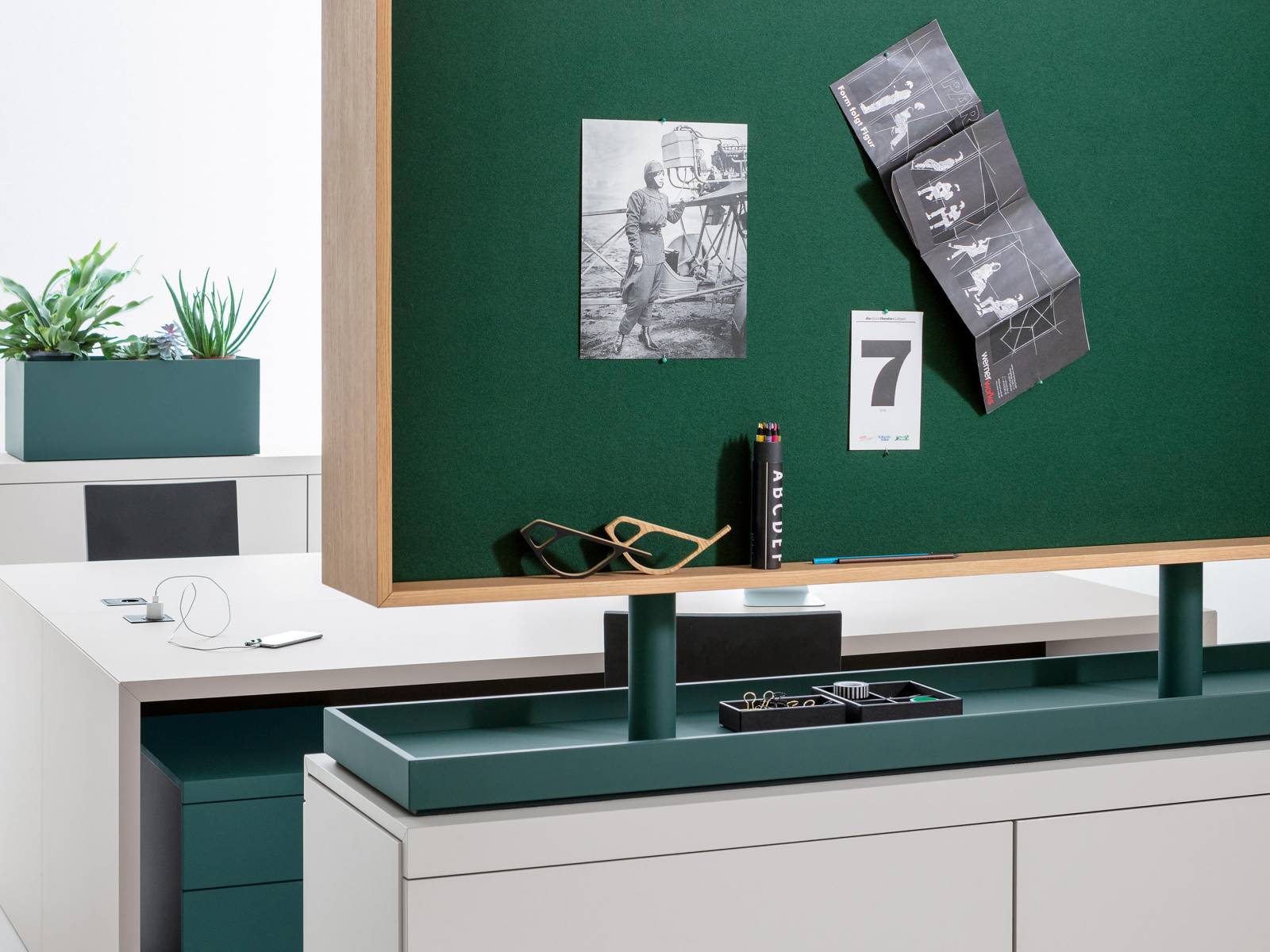 Multitasking par excellence: Dem Schrankaufsatz «Basic Top» des Designbüros Kinzos bereitet es keine Mühe, vieles gleichzeitig zu tun: Er trennt den Raum, ist akustisch wirksam und macht optional als Pinnwand oder Whiteboard Eindruck. Der Aufsatz kann werkzeuglos auf zwei Schrankprogramme des Herstellers aufgesetzt werden. Werner Works.