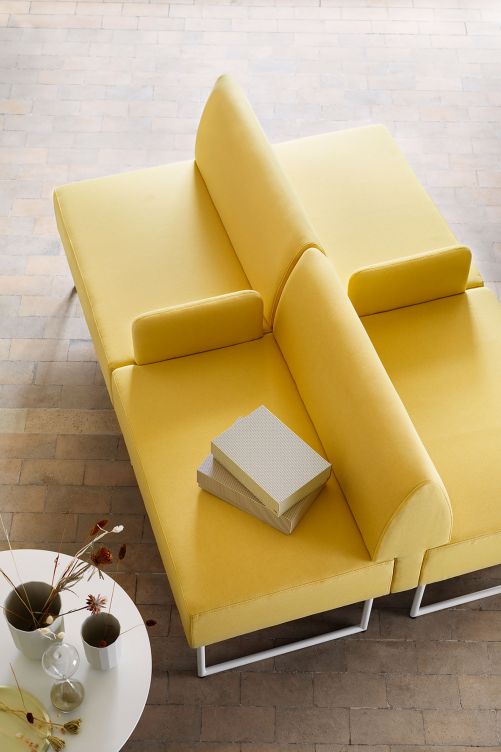 Designer Lars Hofsjös Ziel war es, ein puristisches, einfaches Modulsofa mit hoher Flexibilität zu entwerfen. Entstanden ist «Nestor». Die Rückenlehne ist versetzbar, die Sitzflächen in verschiedenen Längen erhältlich, was jede Konstellation ermöglicht – vom Einzelhocker bis zur Sitzgruppe. Optionale Steckdosen und USB-Anschlüsse machen das Sofa zum bequemen Arbeitsplatz. Skandiform.